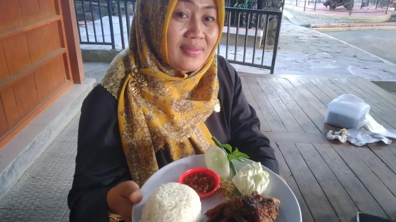 Menghempas Lelah dengan Terapi Ikan di Tengah Kota Cilacap